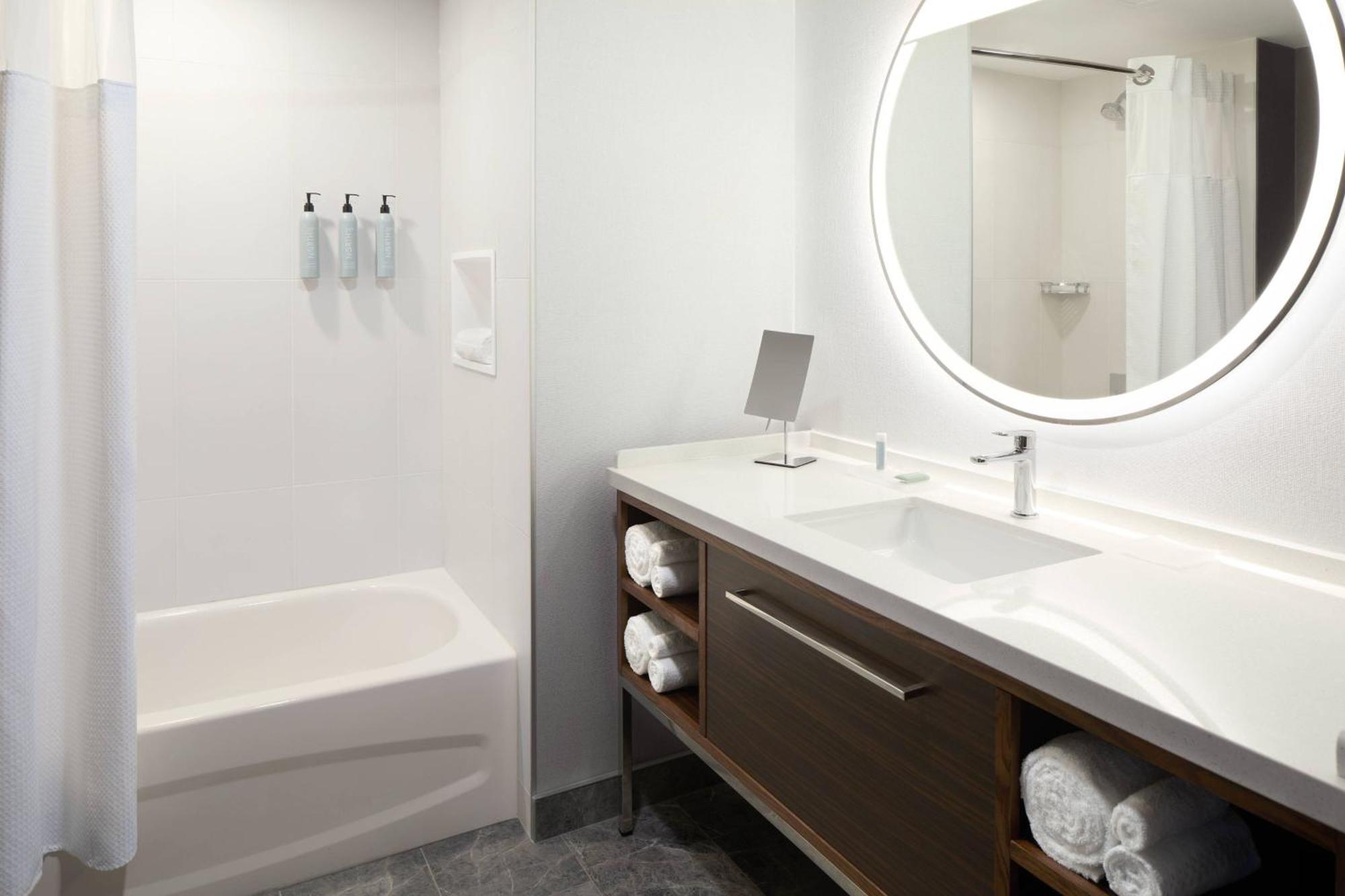 Courtyard By Marriott Montreal Laval Hotel Eksteriør billede